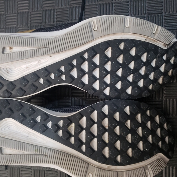 Nike Quest Black& Gold Womens 9 - Picture 3 of 3